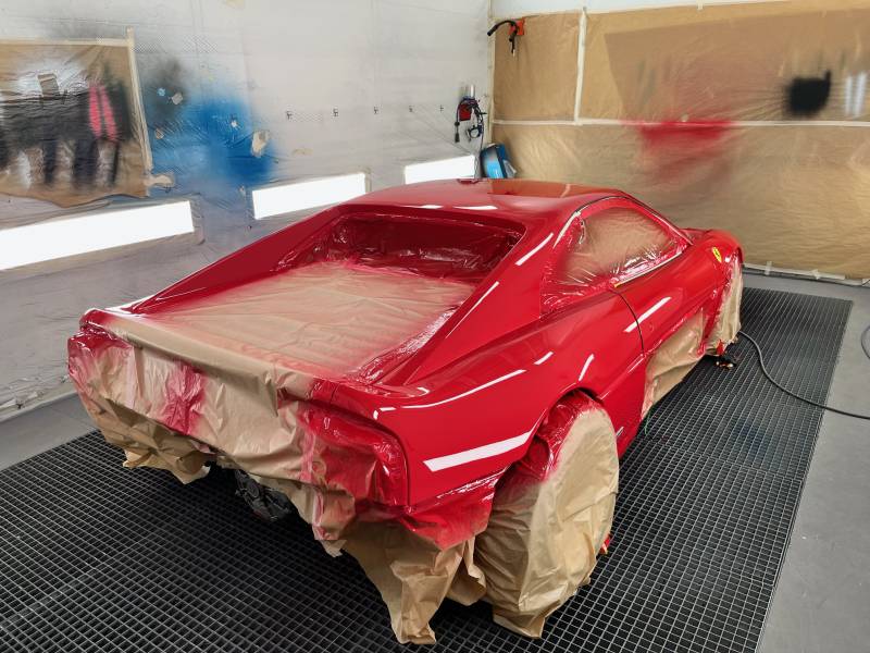Réalisation de la rénovation complète de peinture de la carrosserie d'une Ferrari rouge à Villefranche sur Saône